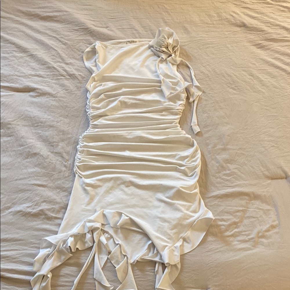 Elegant White Sleeveless Dress